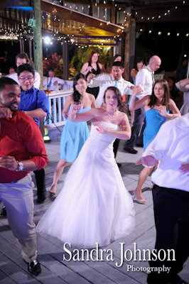 Best Lakeside wedding at Paradise Cove in Orlando, Florida - Wedding photographer - Sandra Johnson (SJFoto.com)